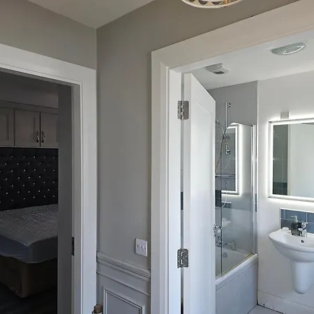 Modern 4-5 Bedroom House Дом отдыха Дублин