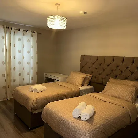 Дом отдыха Modern 4-5 Bedroom House