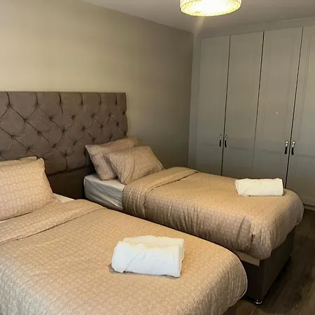 Дом отдыха Modern 4-5 Bedroom House