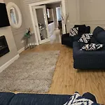 בית נופש Modern 4-5 Bedroom House