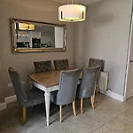 Modern 4-5 Bedroom House Prázdninový dům *