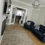 Дом отдыха Modern 4-5 Bedroom House