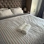 Дом отдыха Modern 4-5 Bedroom House