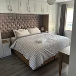Modern 4-5 Bedroom House Дом отдыха Дублин