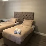 Modern 4-5 Bedroom House בית נופש *