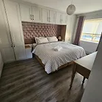 בית נופש Modern 4-5 Bedroom House