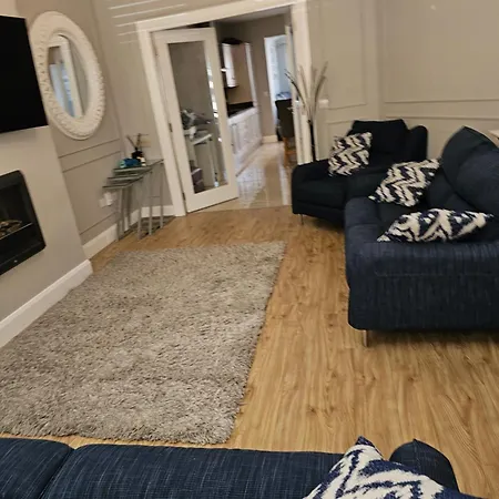 בית נופש Modern 4-5 Bedroom House