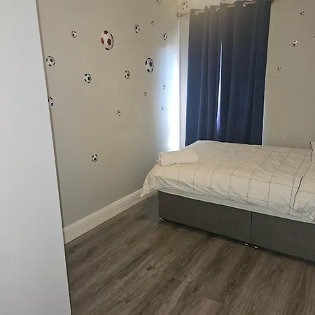 Modern 4-5 Bedroom House * דבלין