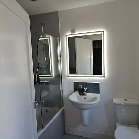 בית נופש Modern 4-5 Bedroom House *