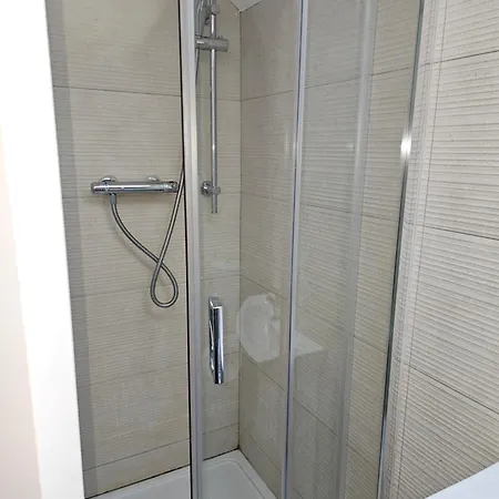 בית נופש Modern 4-5 Bedroom House *