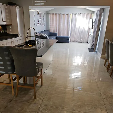 Дом отдыха Modern 4-5 Bedroom House