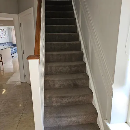 Modern 4-5 Bedroom House דבלין