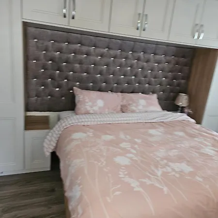 Modern 4-5 Bedroom House בית נופש