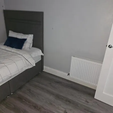 Modern 4-5 Bedroom House בית נופש