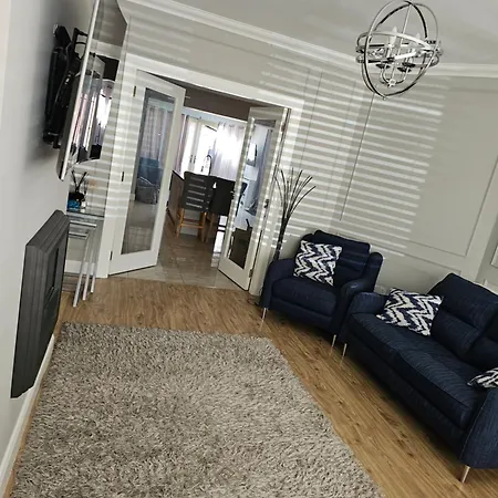 בית נופש Modern 4-5 Bedroom House