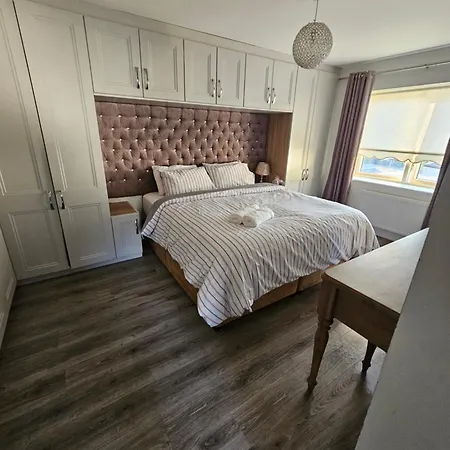 בית נופש Modern 4-5 Bedroom House