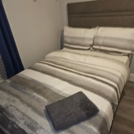 בית נופש Modern 4-5 Bedroom House *