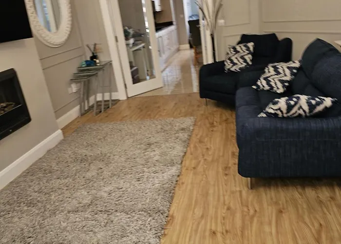 בית נופש Modern 4-5 Bedroom House