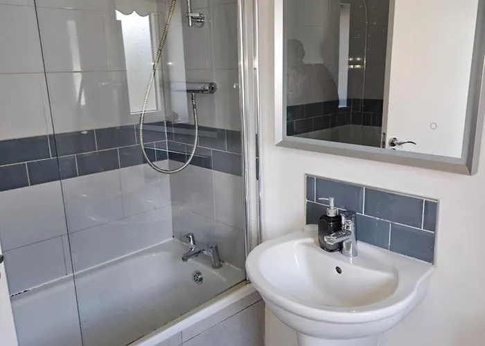 בית נופש Modern 4-5 Bedroom House דבלין