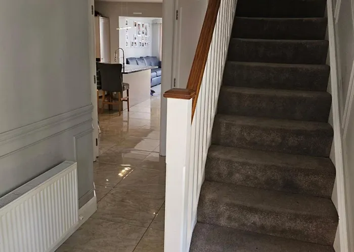 Modern 4-5 Bedroom House בית נופש דבלין