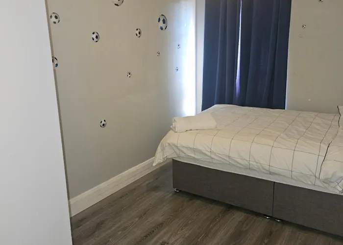 Modern 4-5 Bedroom House * דבלין