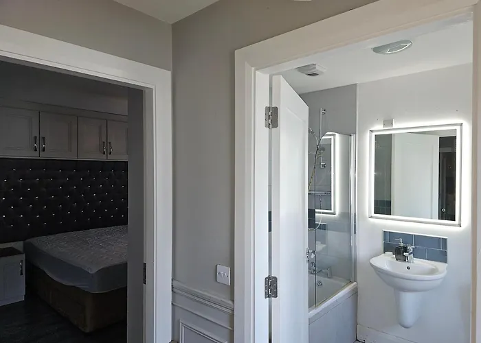 Modern 4-5 Bedroom House בית נופש דבלין