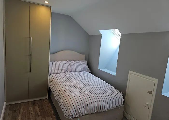 Modern 4-5 Bedroom House בית נופש