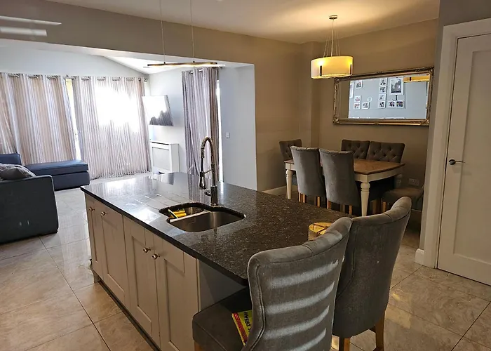 בית נופש Modern 4-5 Bedroom House