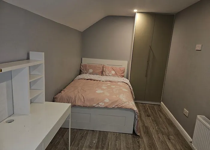 Modern 4-5 Bedroom House 度假居