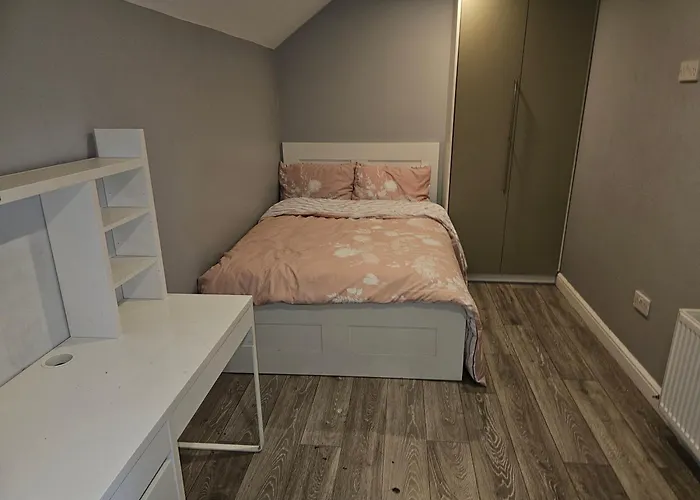 בית נופש Modern 4-5 Bedroom House