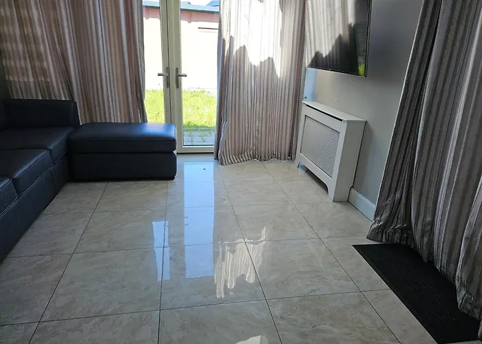 Modern 4-5 Bedroom House בית נופש דבלין