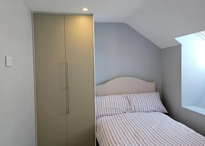 Modern 4-5 Bedroom House בית נופש