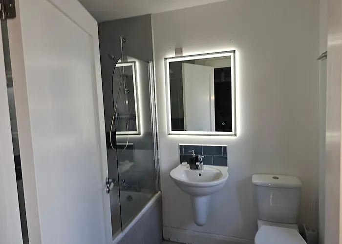 בית נופש Modern 4-5 Bedroom House *