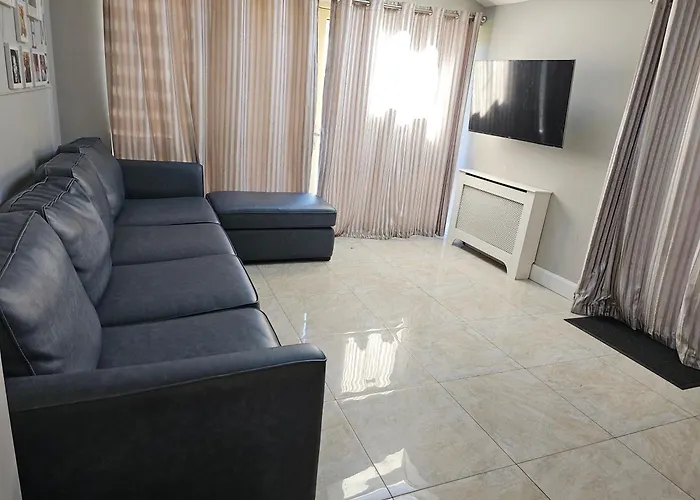 Modern 4-5 Bedroom House *