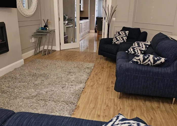 Modern 4-5 Bedroom House בית נופש