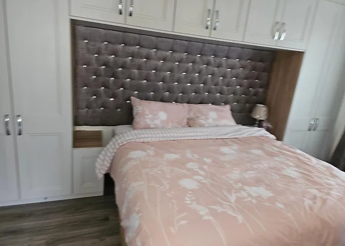 Modern 4-5 Bedroom House בית נופש