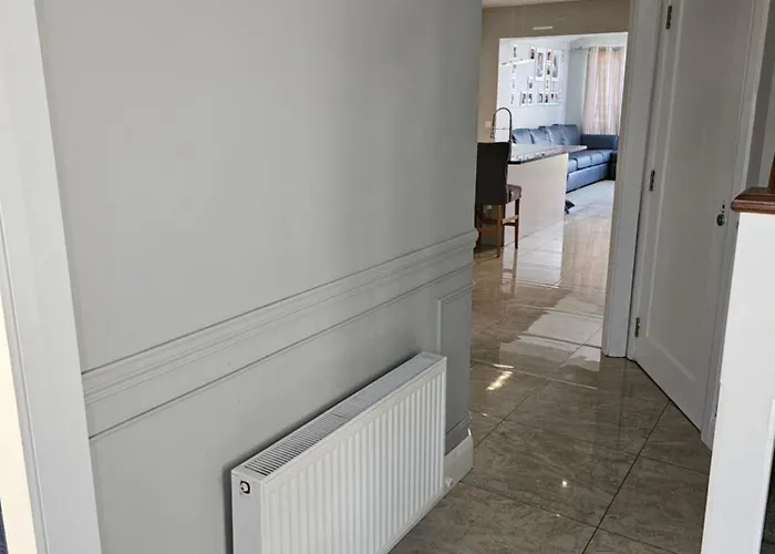 Modern 4-5 Bedroom House דבלין