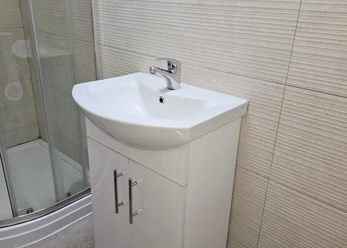 Modern 4-5 Bedroom House בית נופש *
