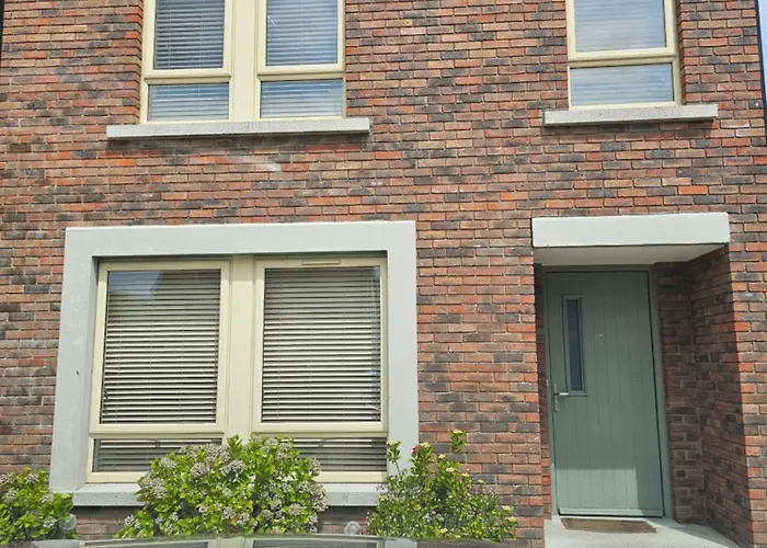 Modern 4-5 Bedroom House 度假居 *