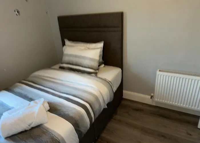 Modern 4-5 Bedroom House דבלין