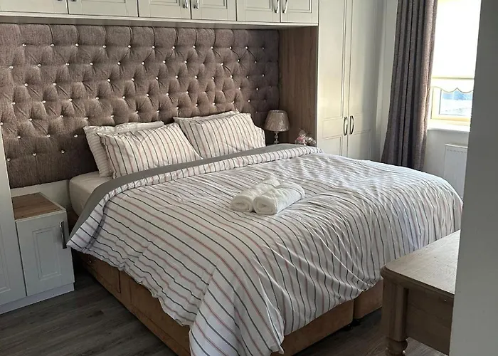 Modern 4-5 Bedroom House בית נופש דבלין