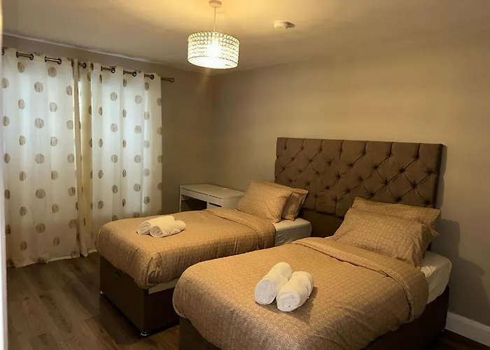 בית נופש Modern 4-5 Bedroom House
