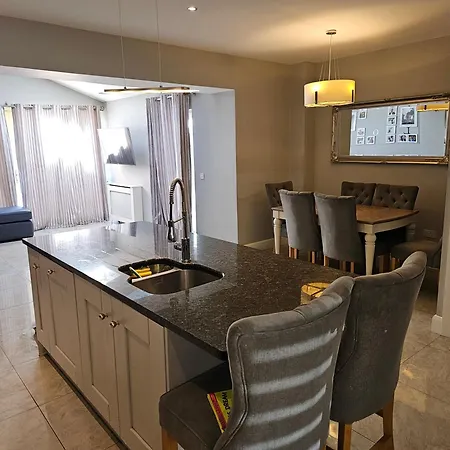 Semesterbostad Modern 4-5 Bedroom House