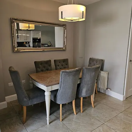 Modern 4-5 Bedroom House Semesterbostad *