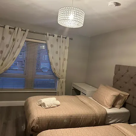 Dom wakacyjny Modern 4-5 Bedroom House *