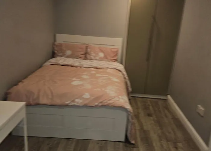 Modern 4-5 Bedroom House Nyaraló *