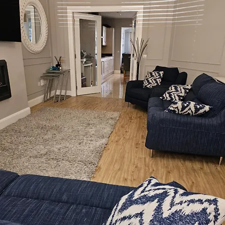 Modern 4-5 Bedroom House Semesterbostad